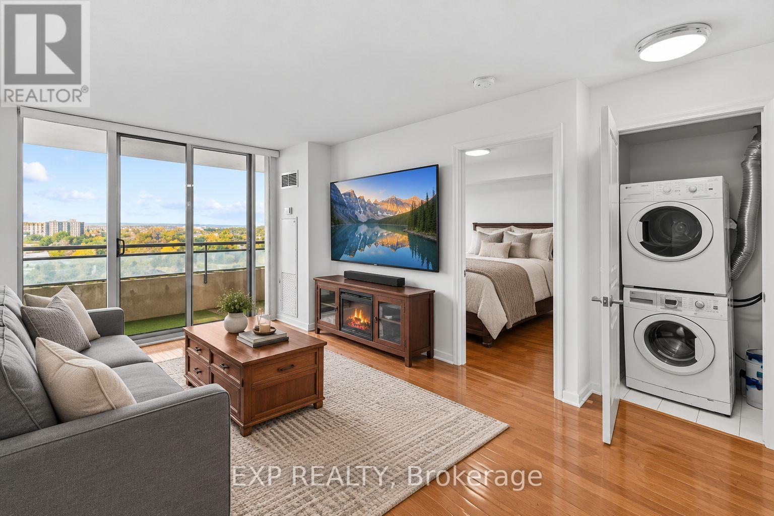 1214 - 350 Red Maple Road Property Photo 3