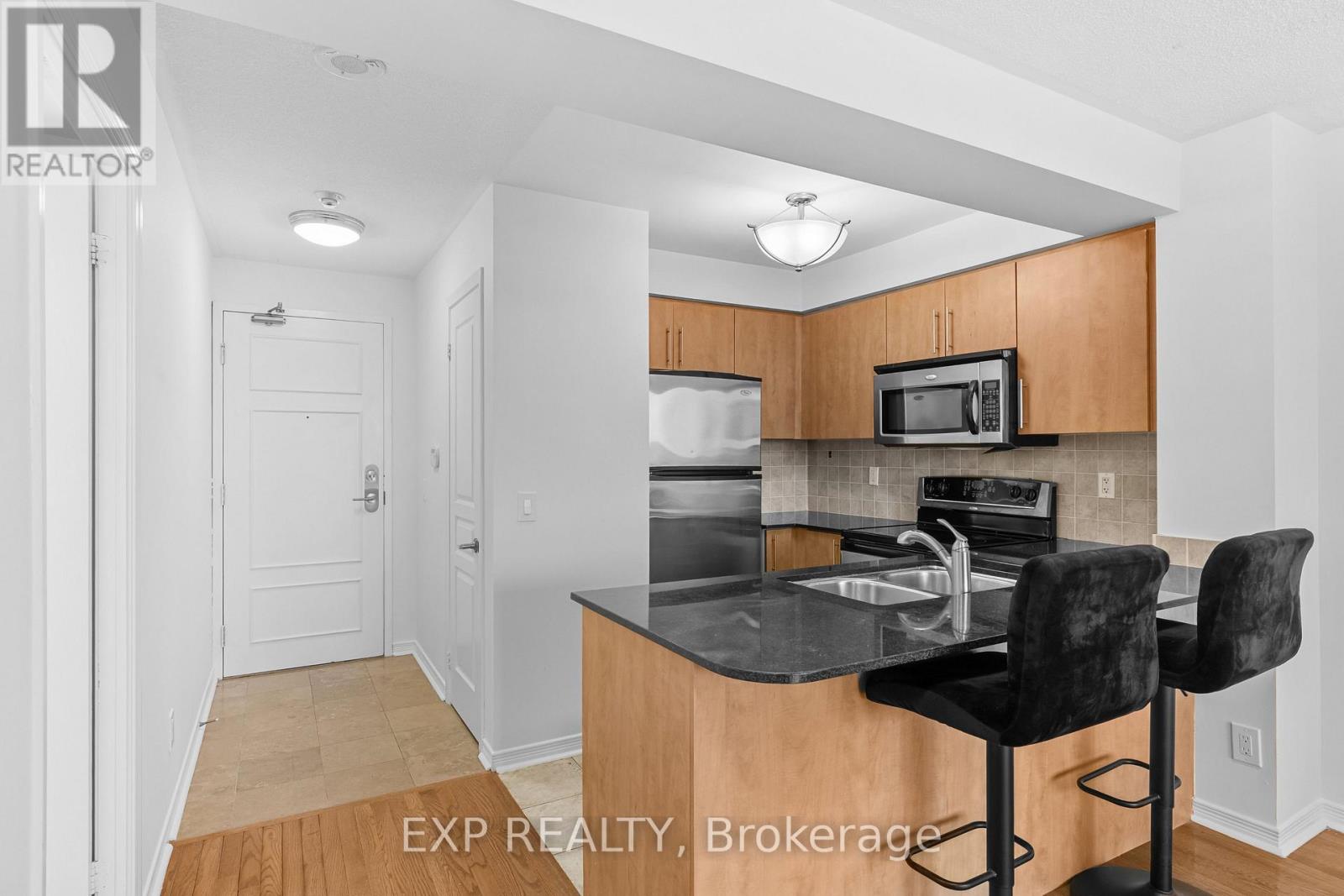 1214 - 350 Red Maple Road Property Photo 5