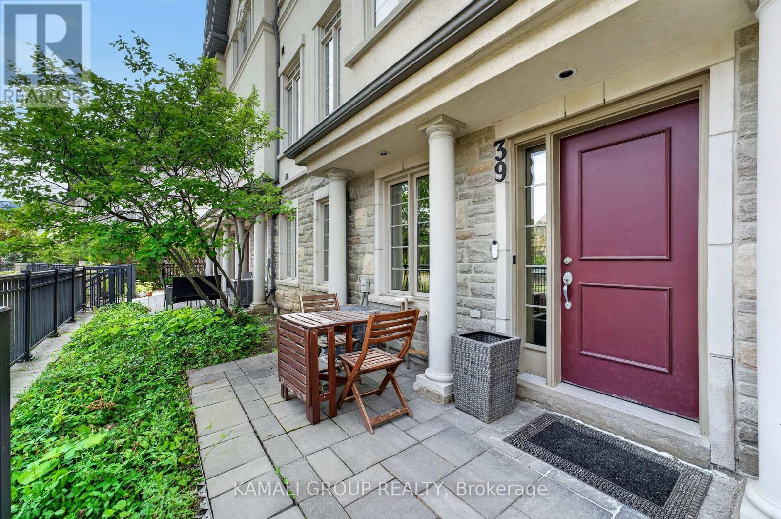 39 Beverley Glen Boulevard Property Photo 2