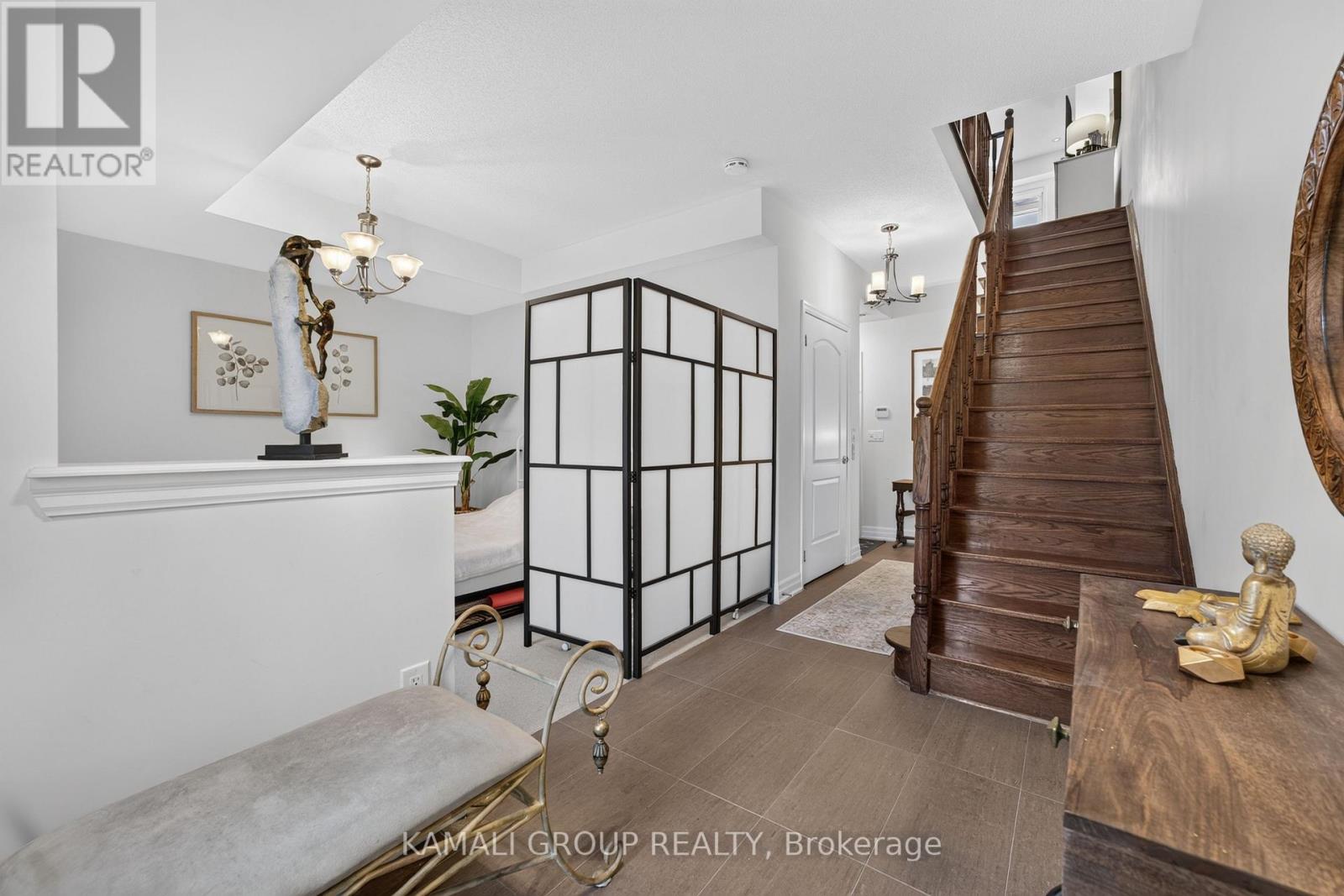 39 Beverley Glen Boulevard Property Photo 4
