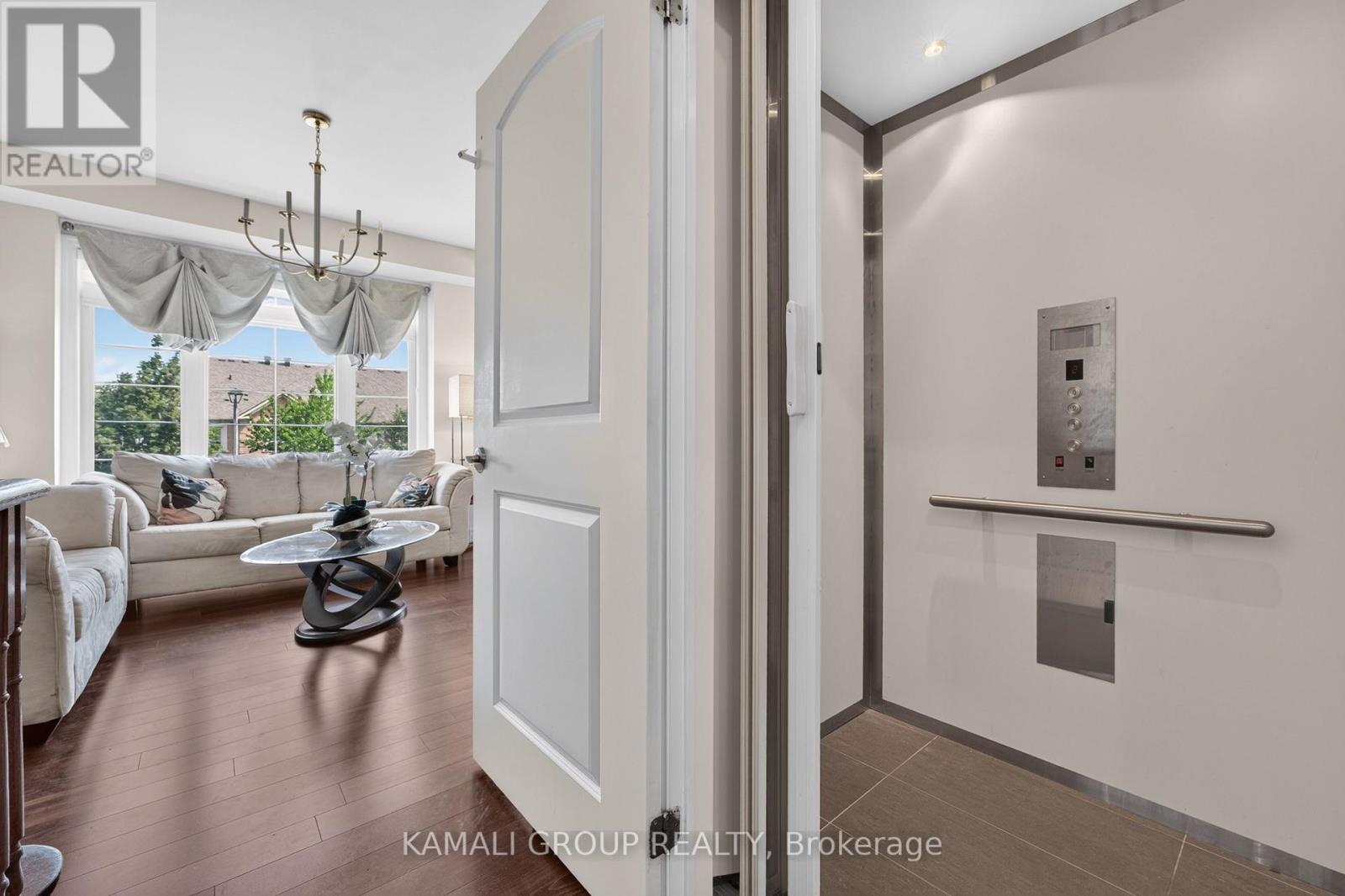 39 Beverley Glen Boulevard Property Photo 8
