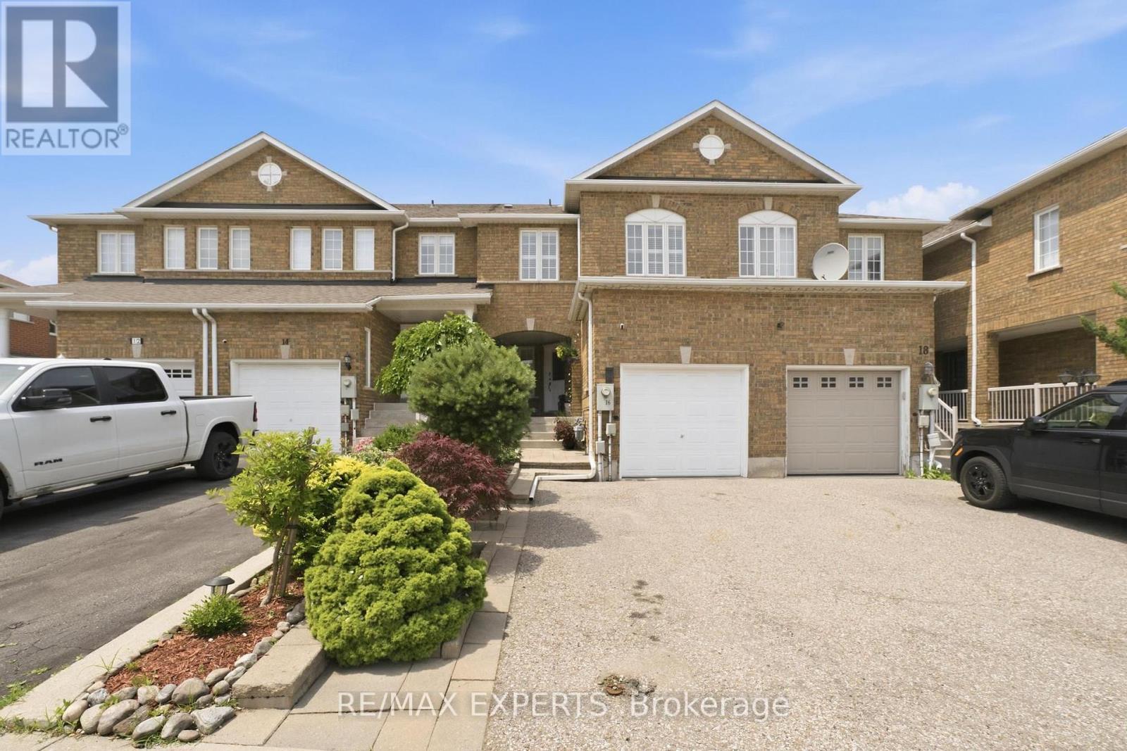 16 Piazza Crescent Property Photo 2