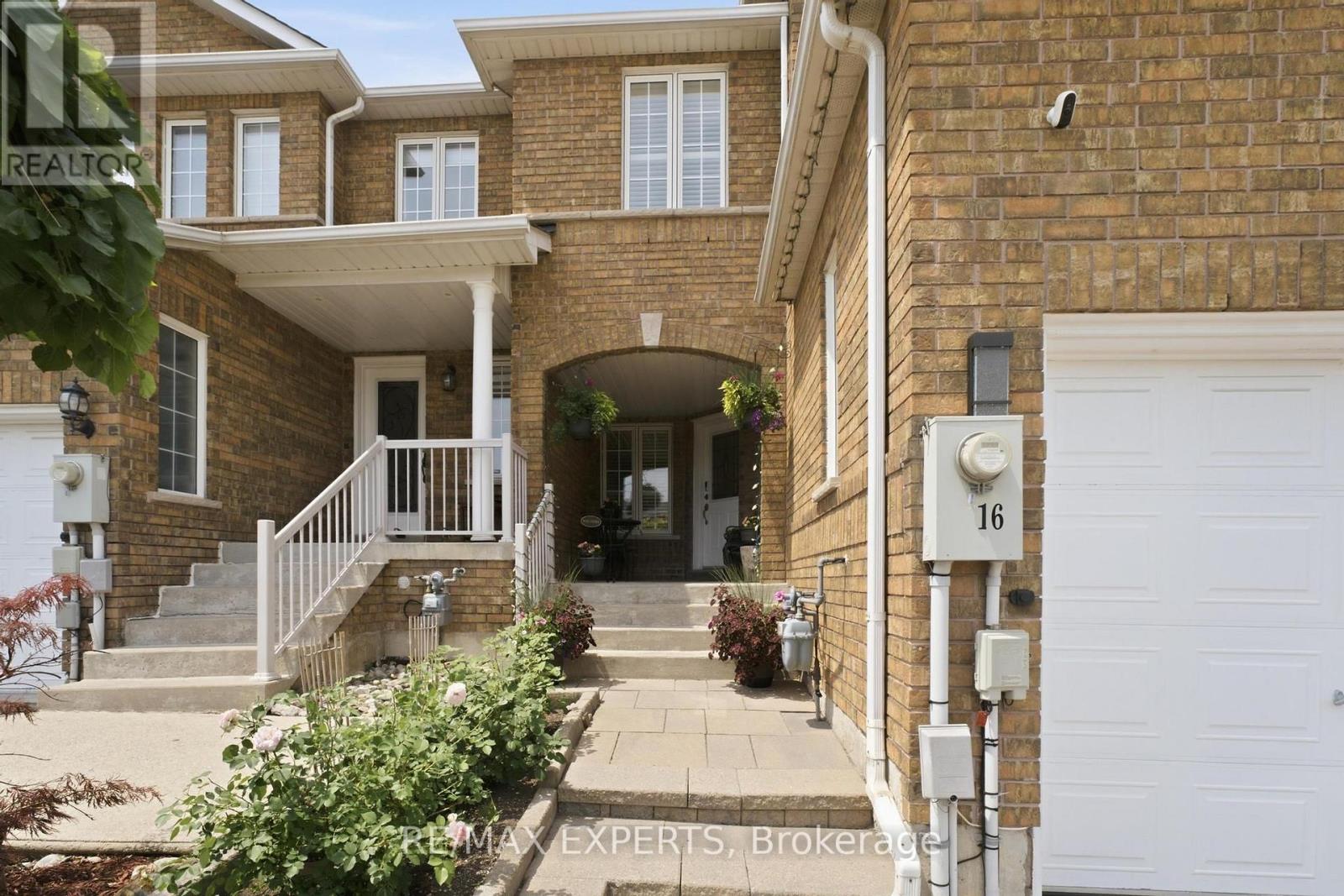 16 Piazza Crescent Property Photo 3