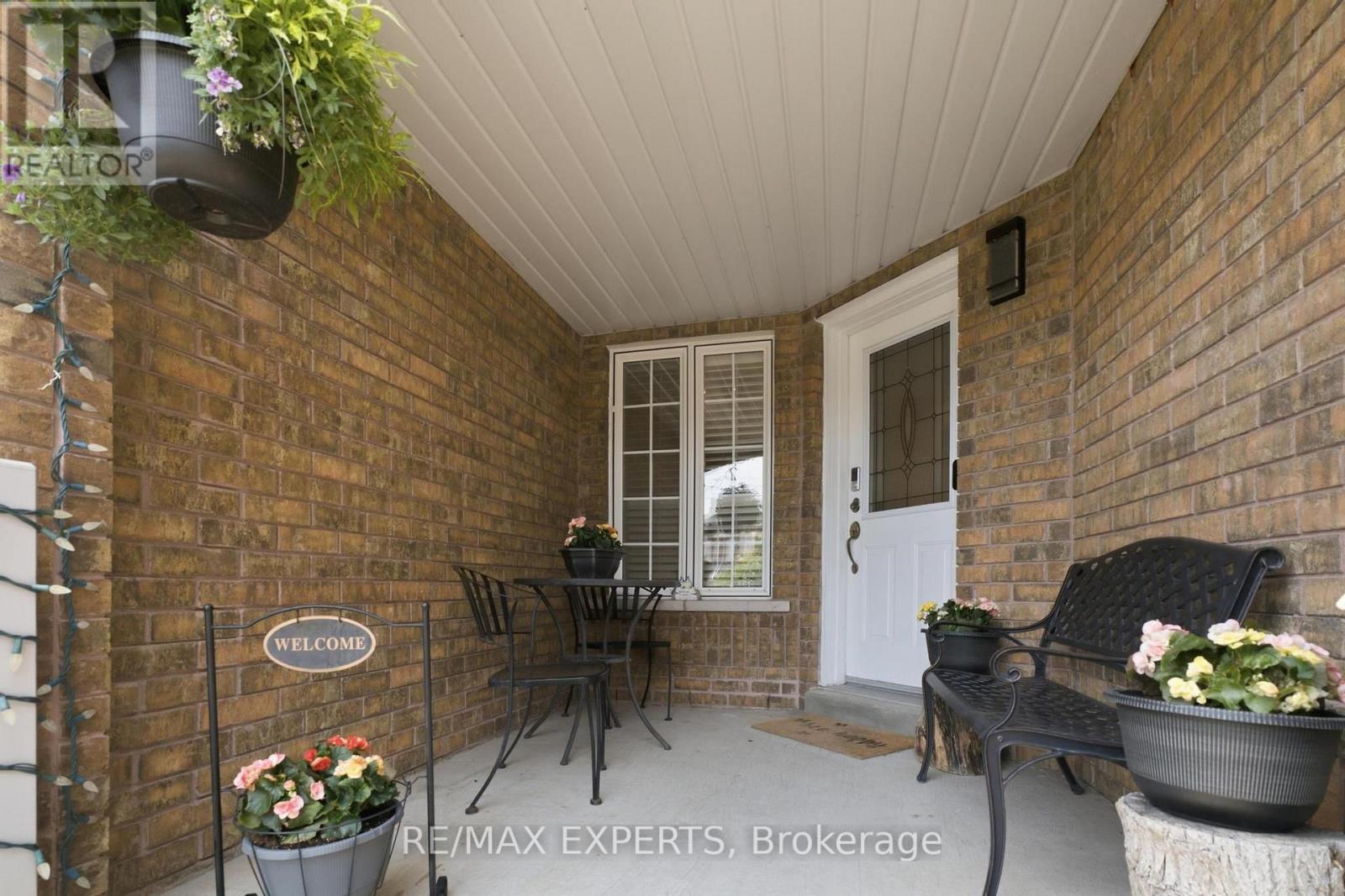 16 Piazza Crescent Property Photo 4