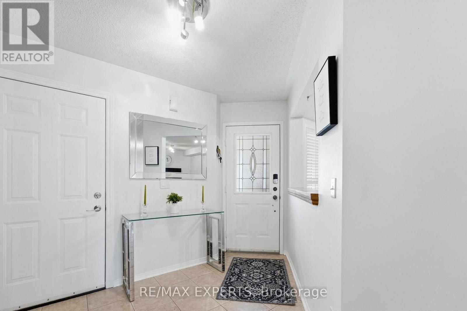 16 Piazza Crescent Property Photo 5