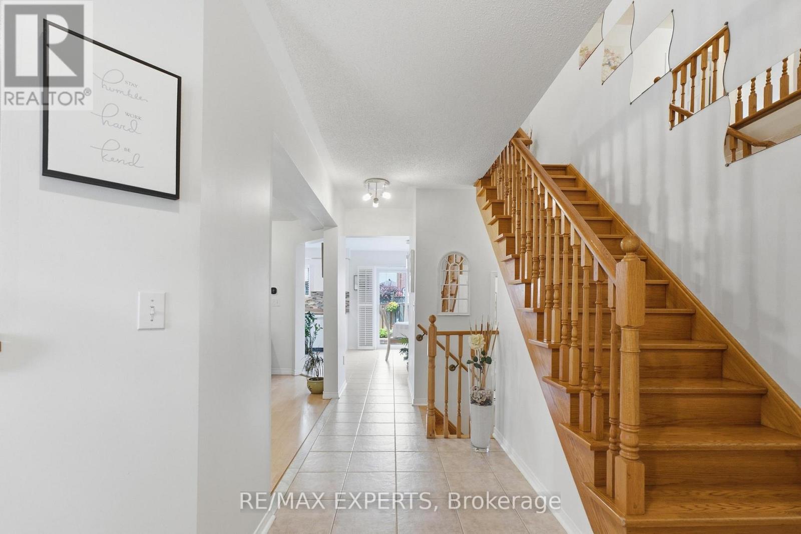 16 Piazza Crescent Property Photo 6