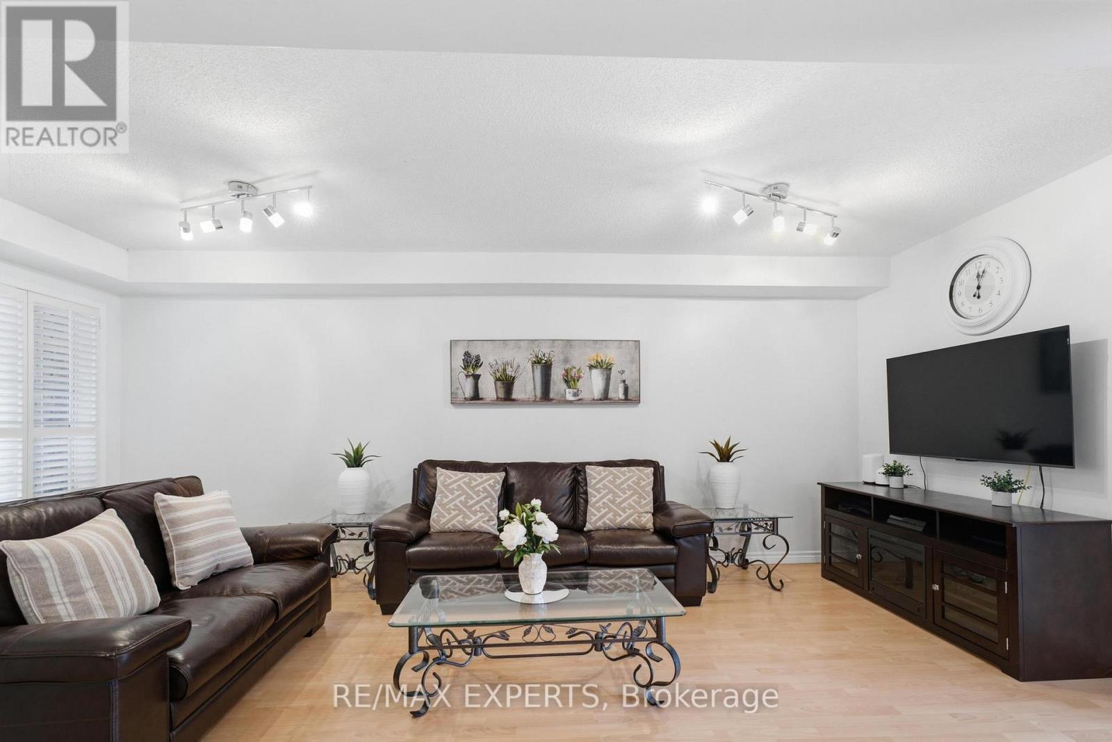 16 Piazza Crescent Property Photo 10