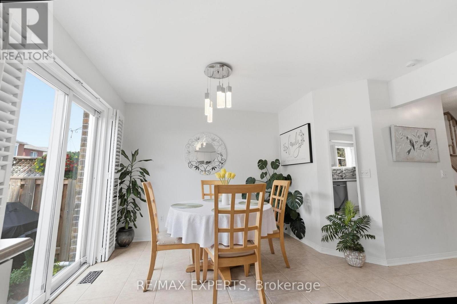 16 Piazza Crescent Property Photo 15