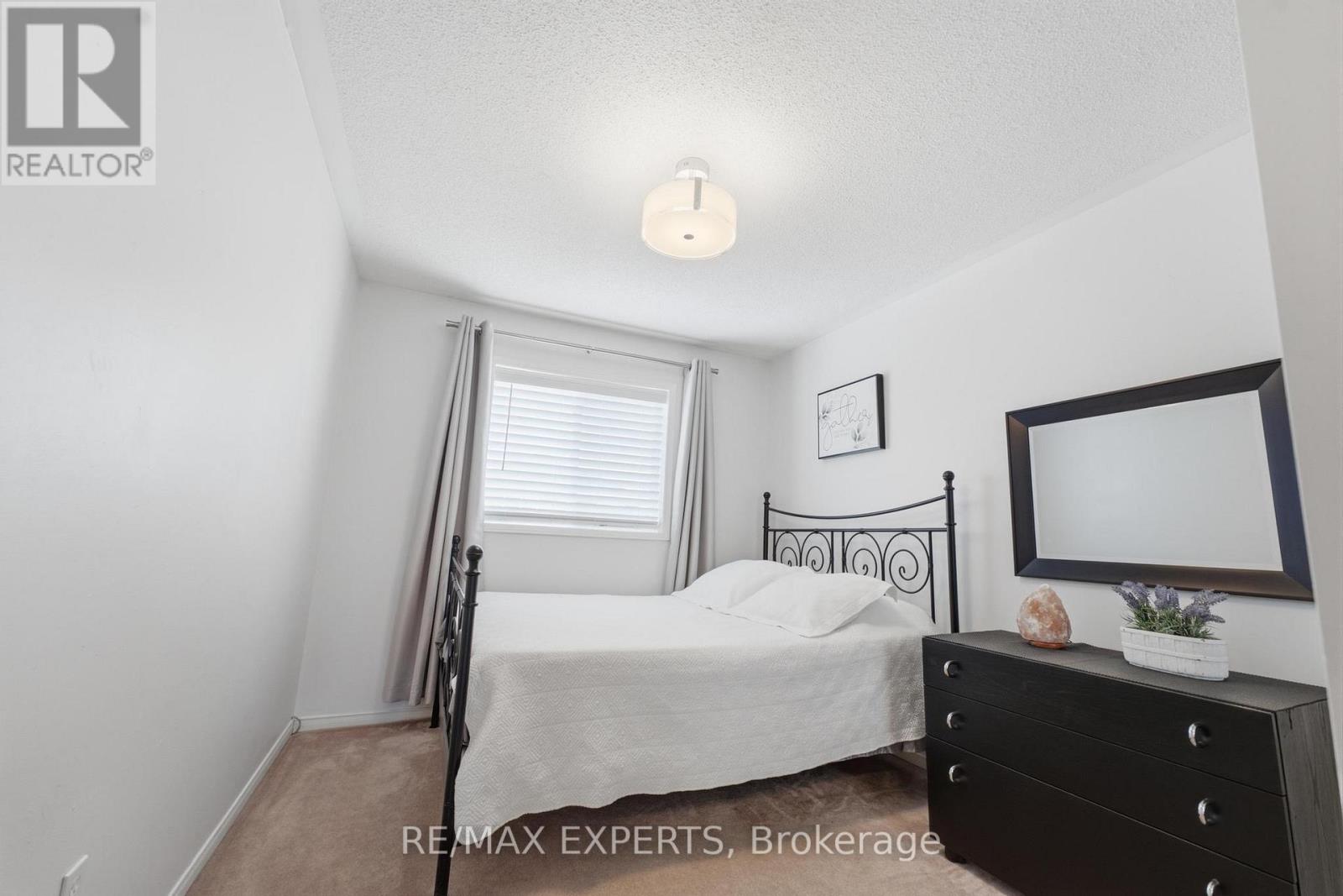 16 Piazza Crescent Property Photo 17