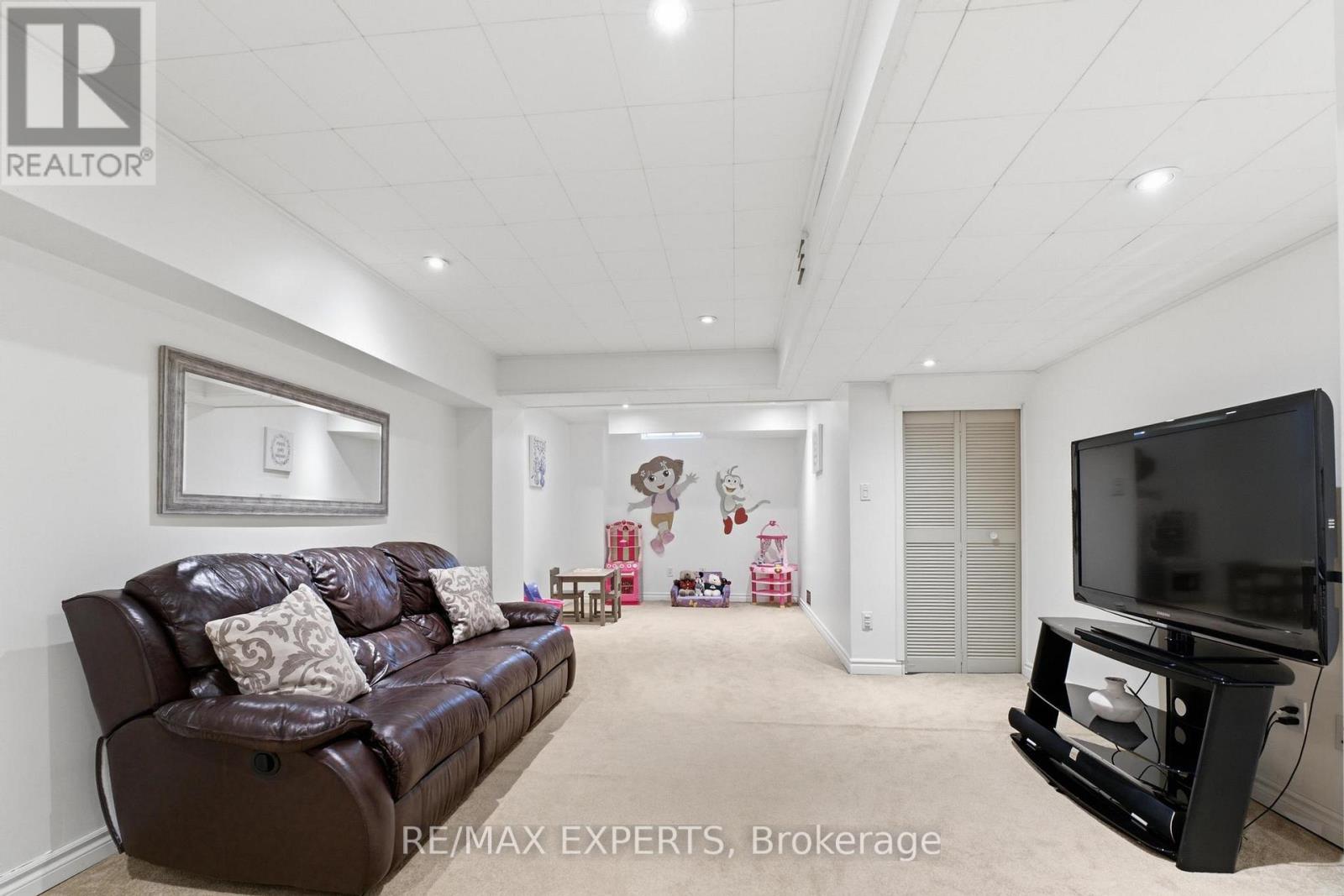 16 Piazza Crescent Property Photo 30