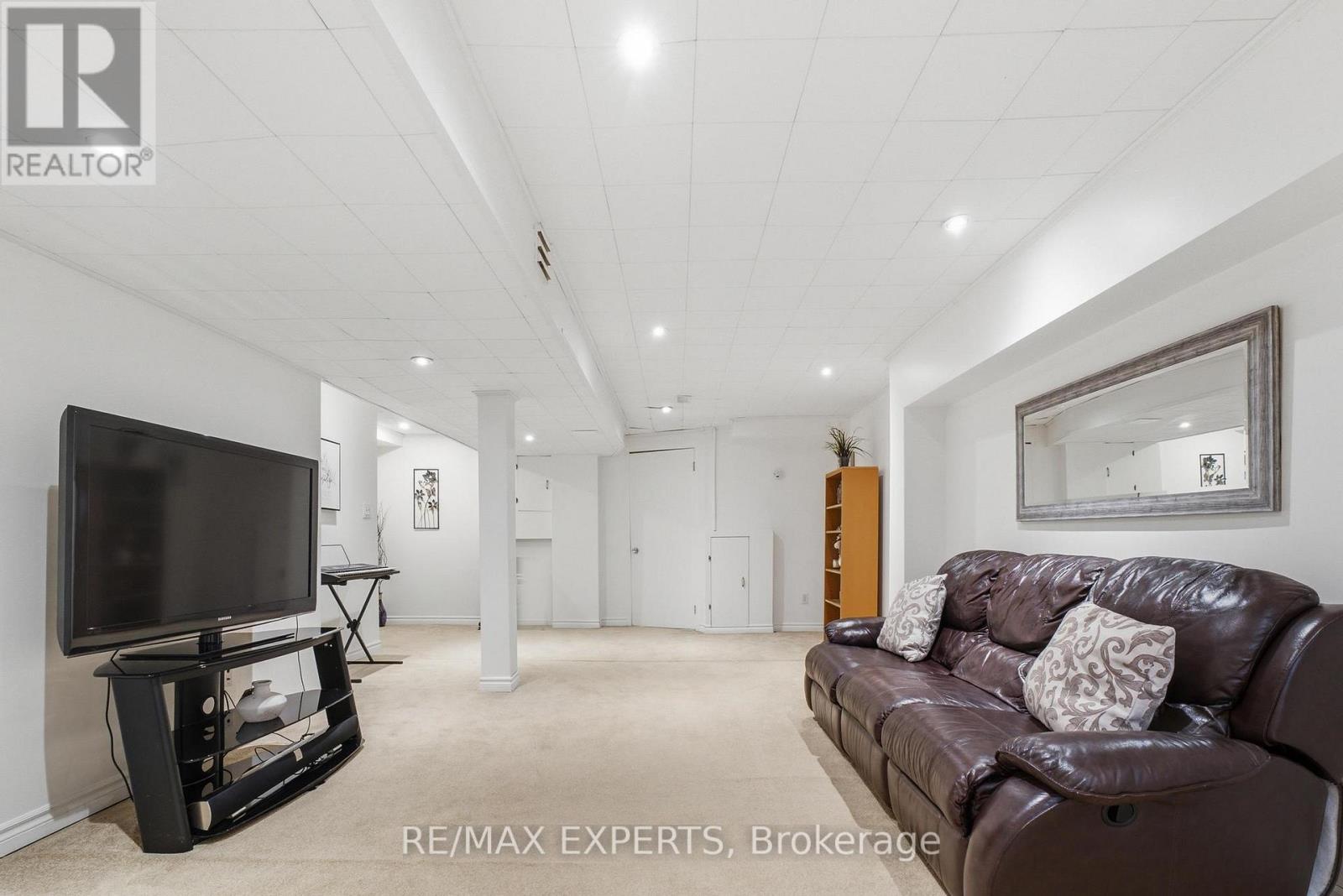 16 Piazza Crescent Property Photo 31