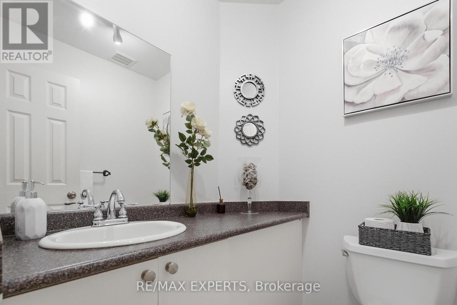 16 Piazza Crescent Property Photo 32