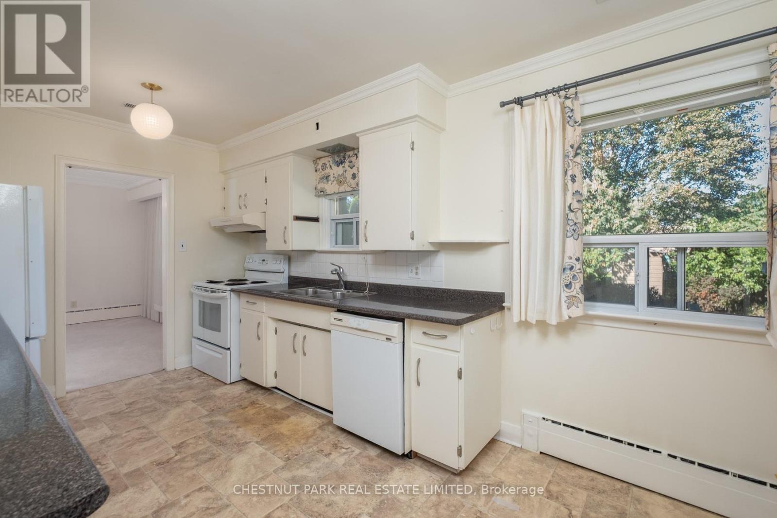 20 Strathroy Crescent Property Photo 9