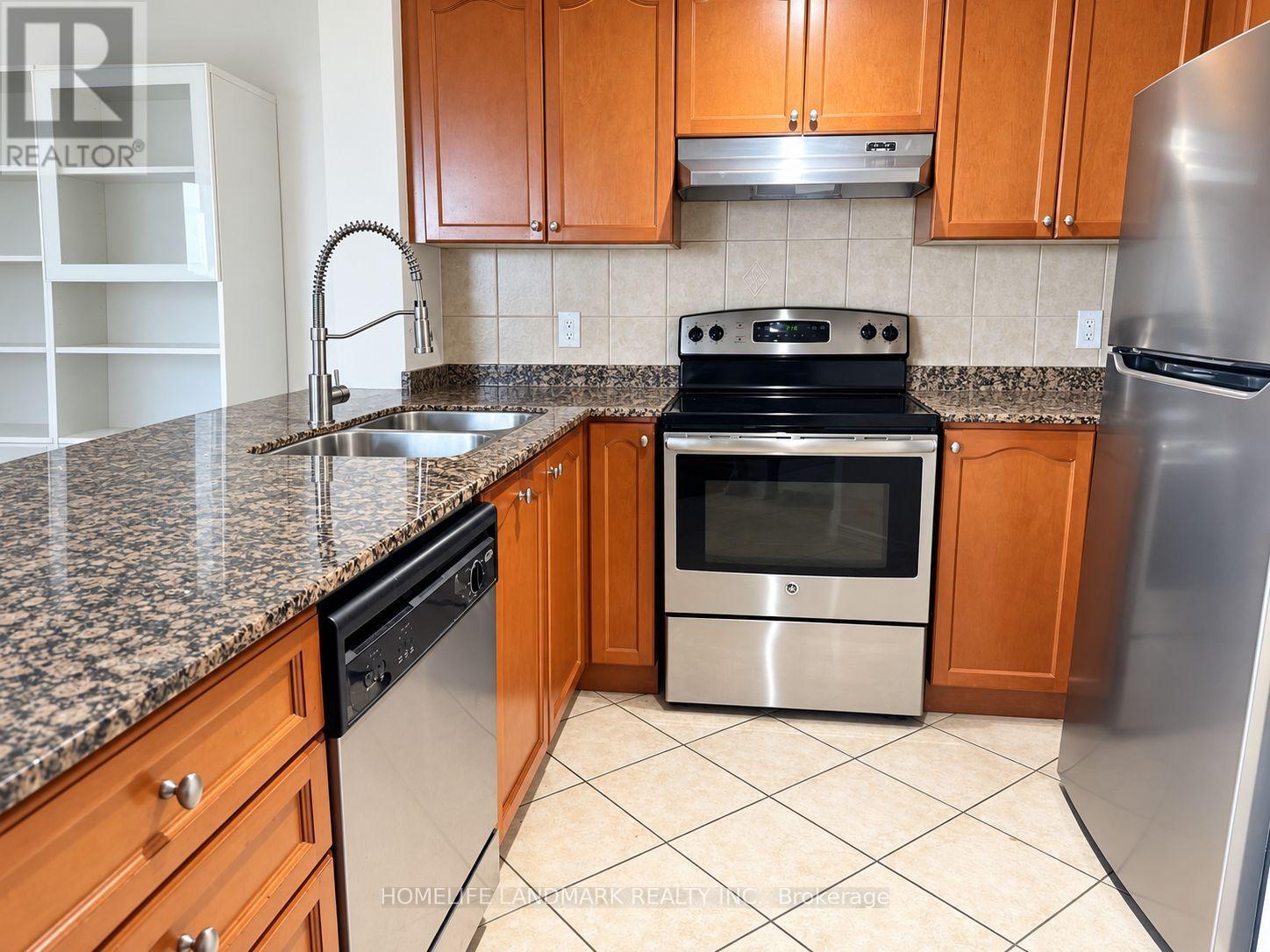 512 - 8 Maison Parc Court Property Photo 6