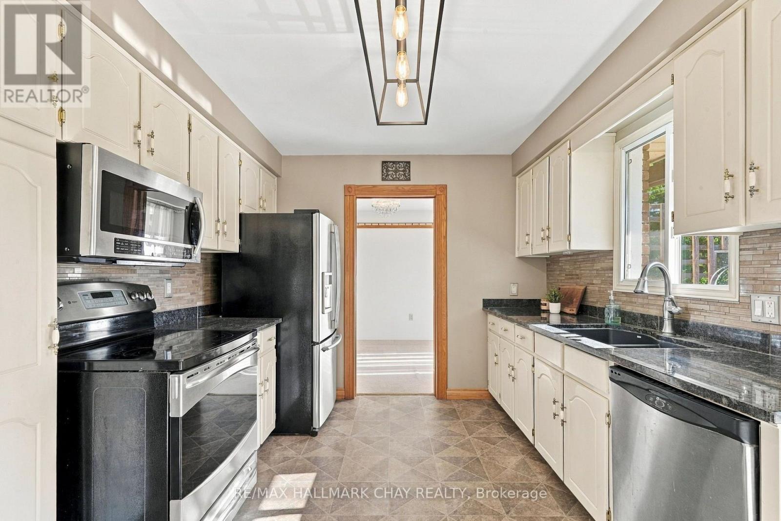 6815 4th Line Property Photo 8