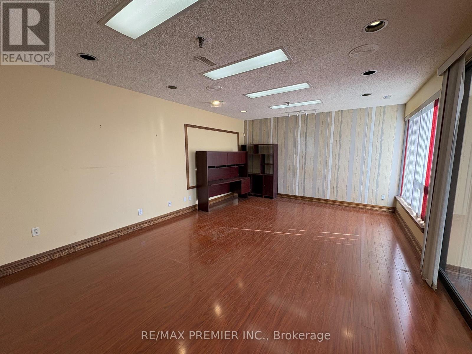 15 & 16 - 4300 Steeles Avenue W Property Photo 8