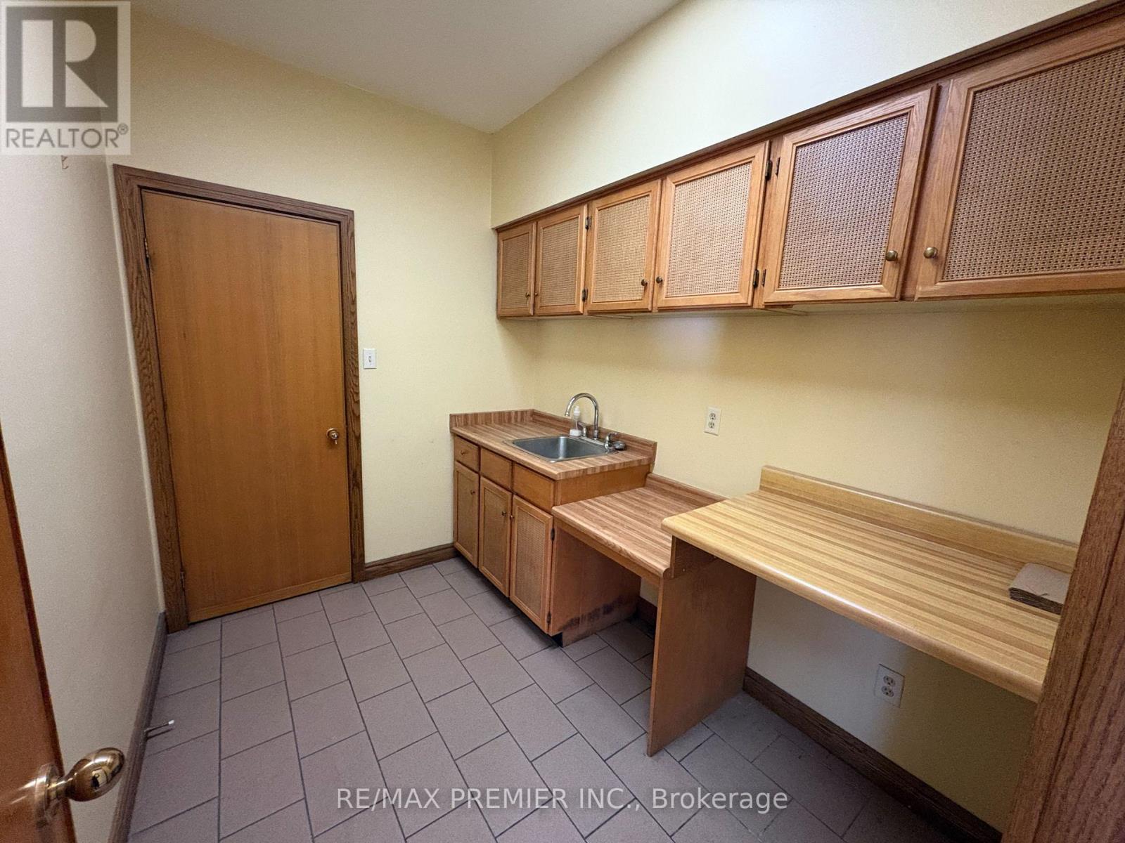 15 & 16 - 4300 Steeles Avenue W Property Photo 9