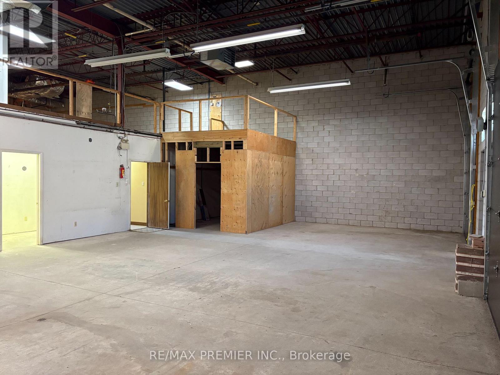 15 & 16 - 4300 Steeles Avenue W Property Photo 10