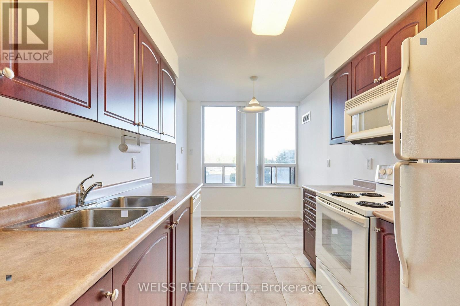 205 - 330 Red Maple Road Property Photo 12