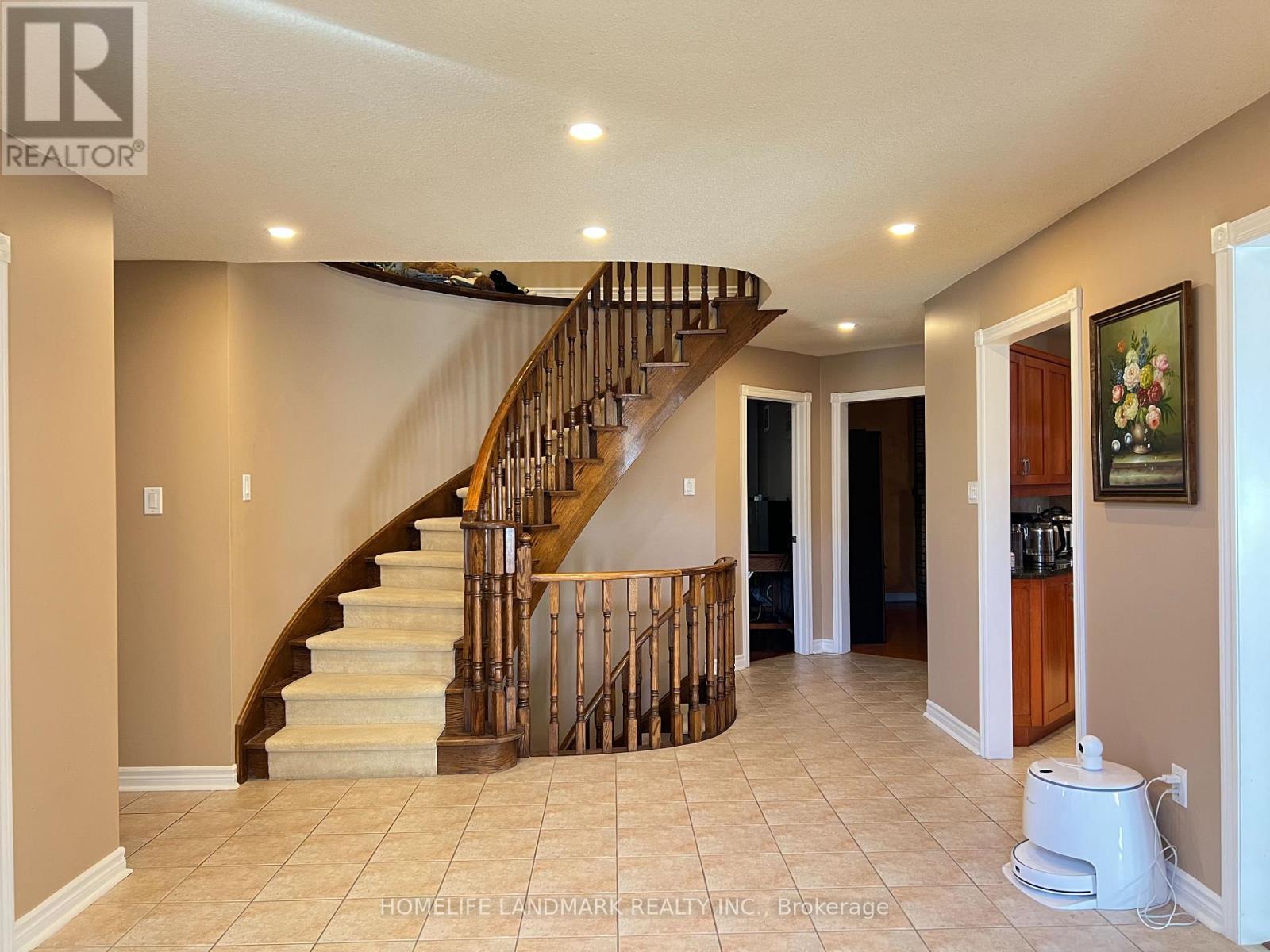 35 Montclair Road N Property Photo 6