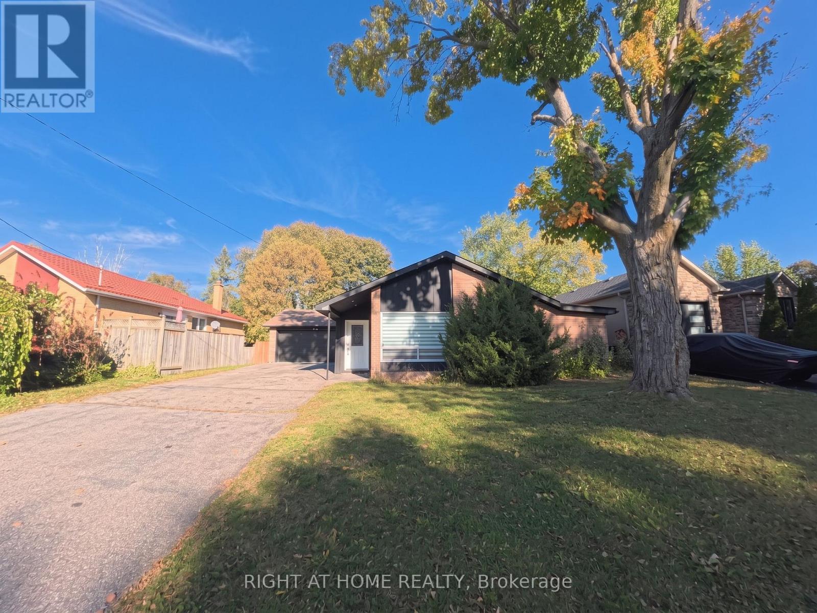 35 KNOWLES CRESCENT Property Photo 1