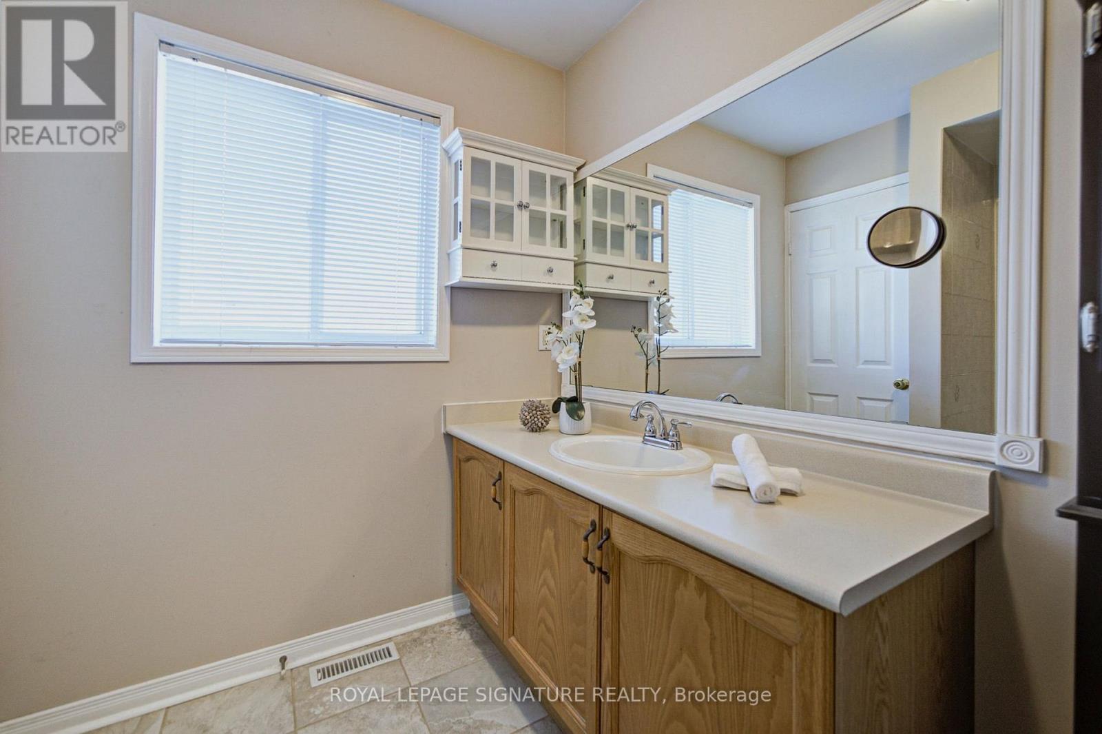 1180 Oriole Crescent Property Photo 34