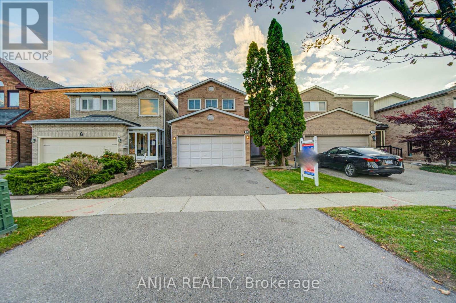 8 Millcroft Way Property Photo 1