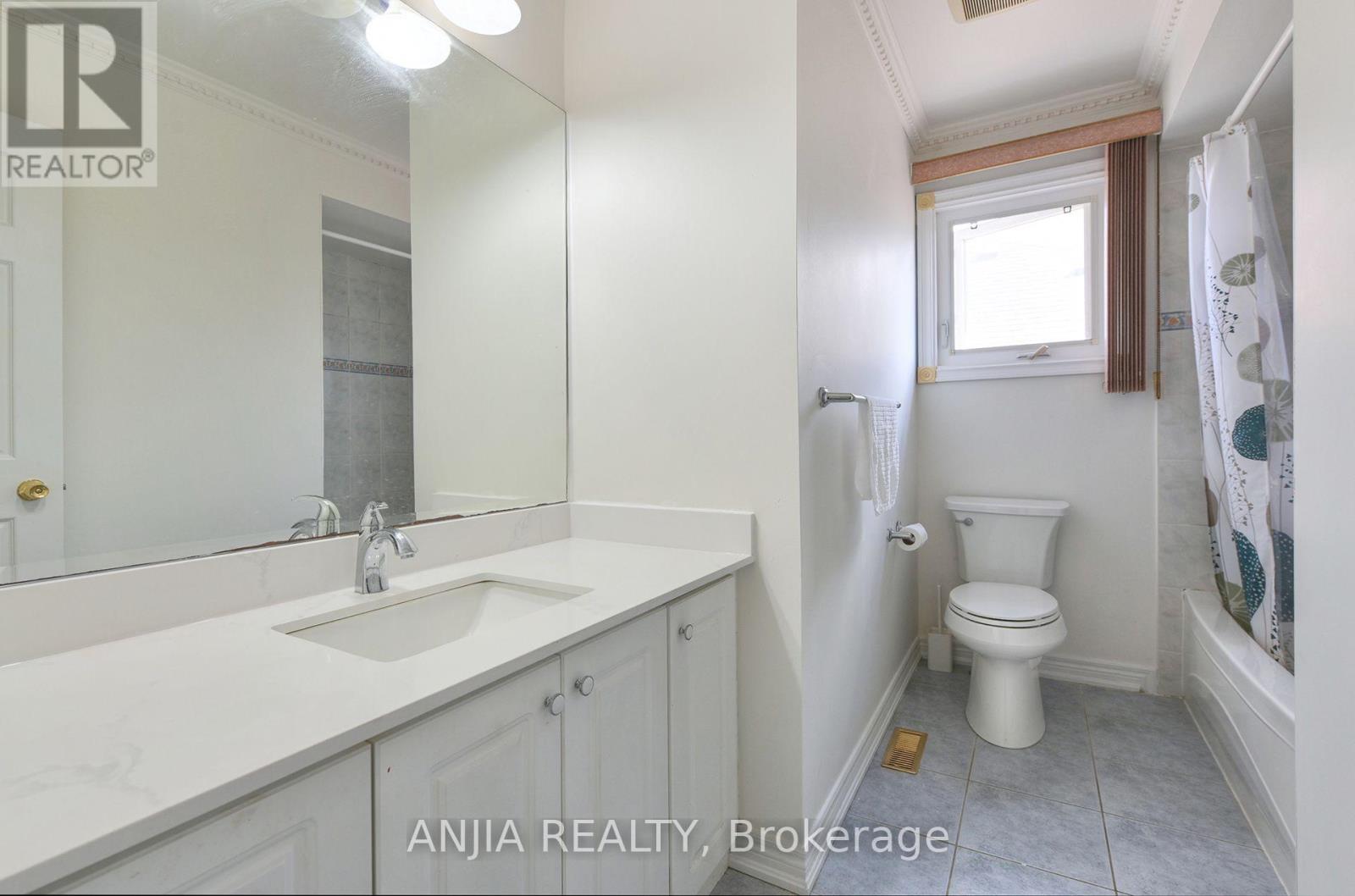 127 Tomlinson Circle Property Photo 8