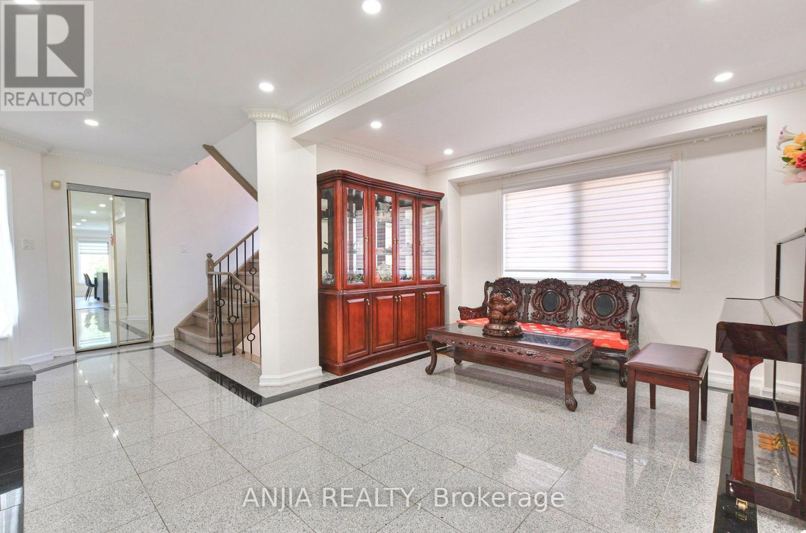 127 Tomlinson Circle Property Photo 17