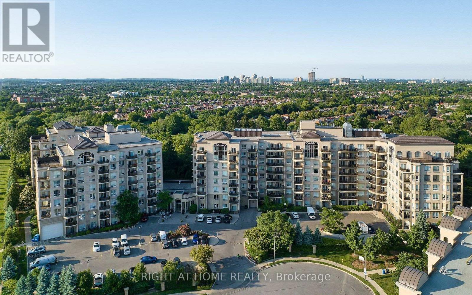 305 - 8 Maison Parc Court Property Photo 2