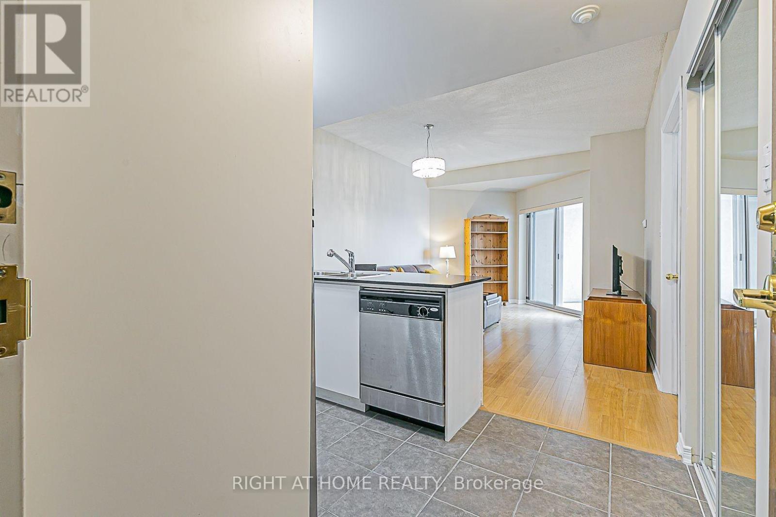 305 - 8 Maison Parc Court Property Photo 7