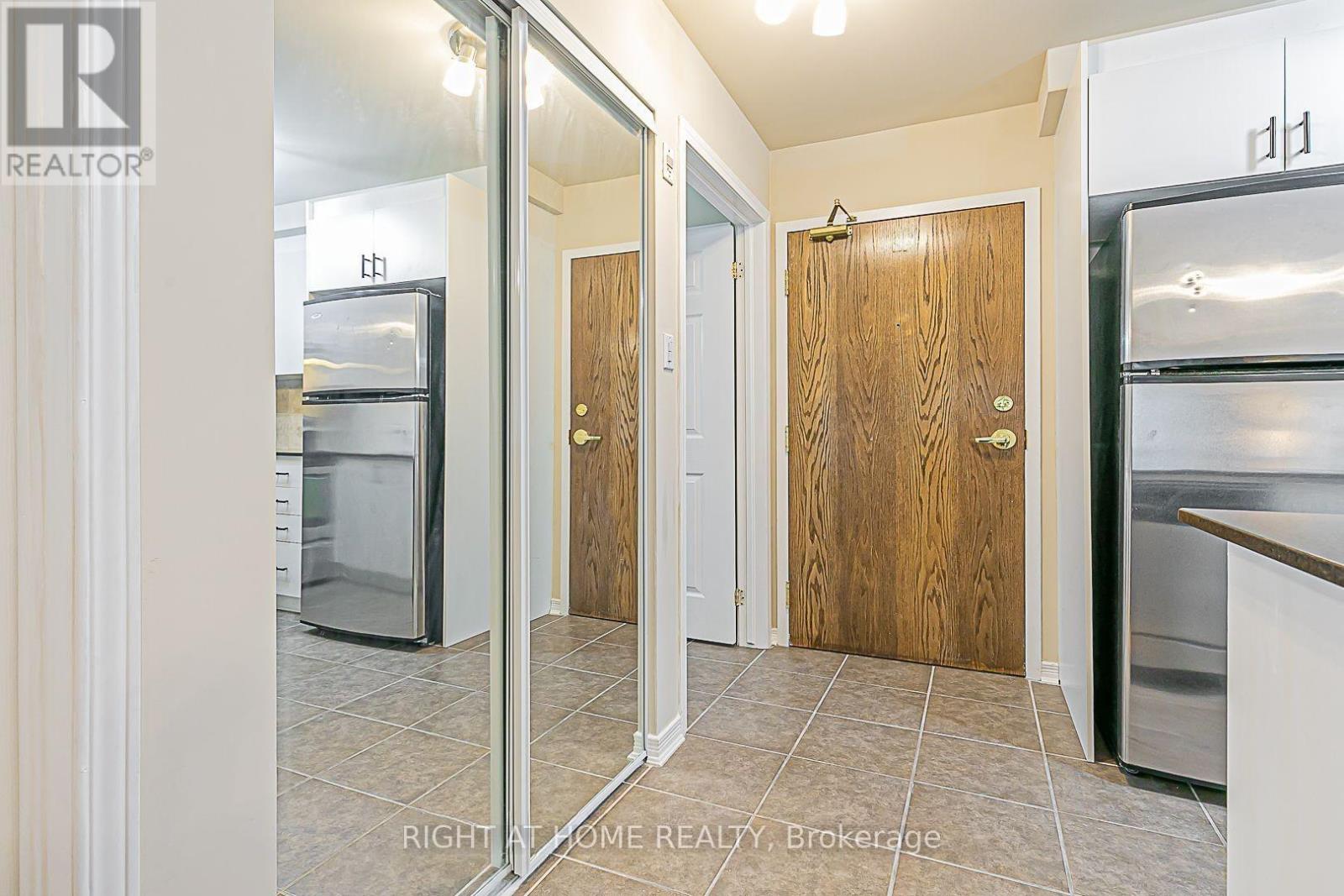 305 - 8 Maison Parc Court Property Photo 8