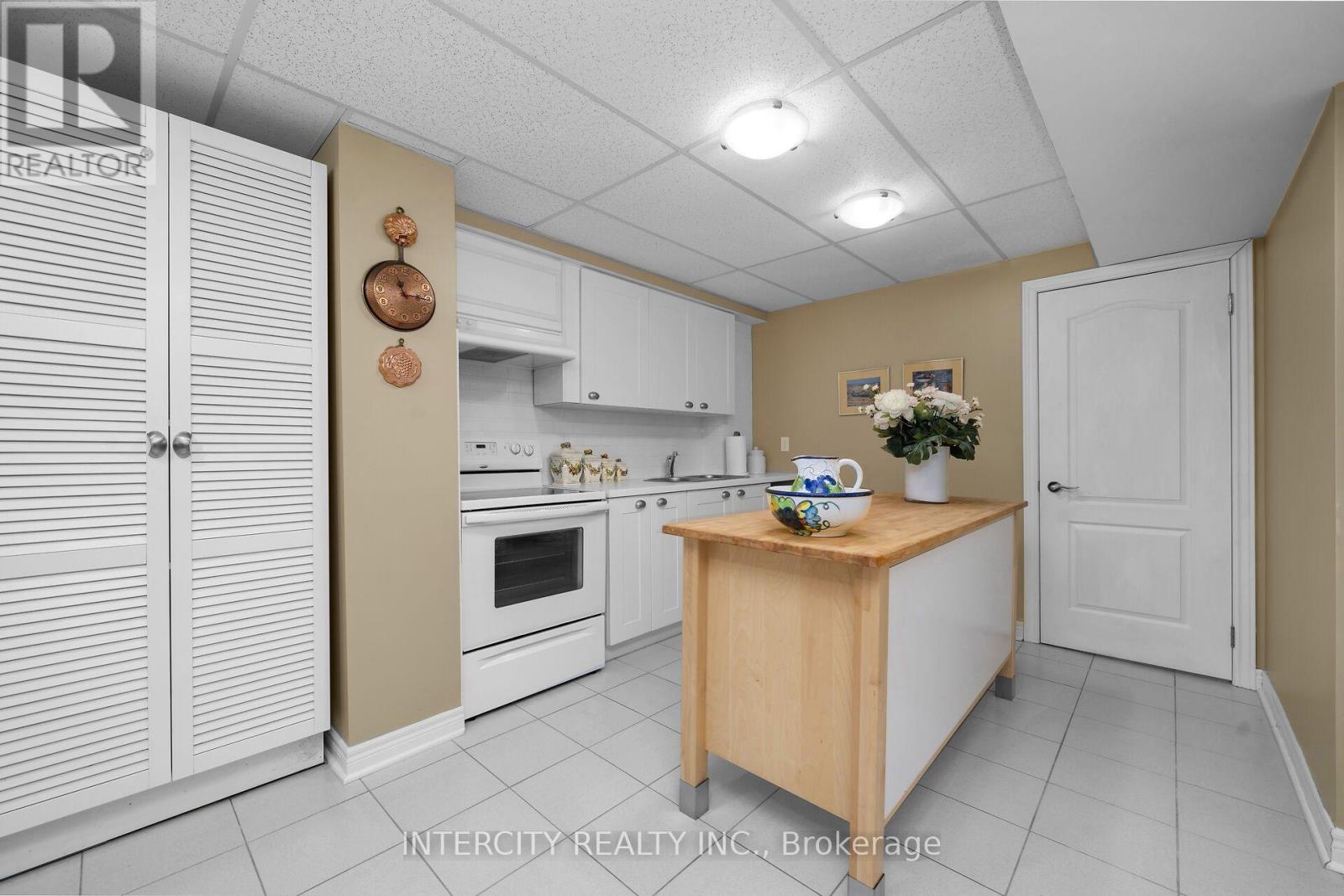 35 Avro Road Property Photo 33