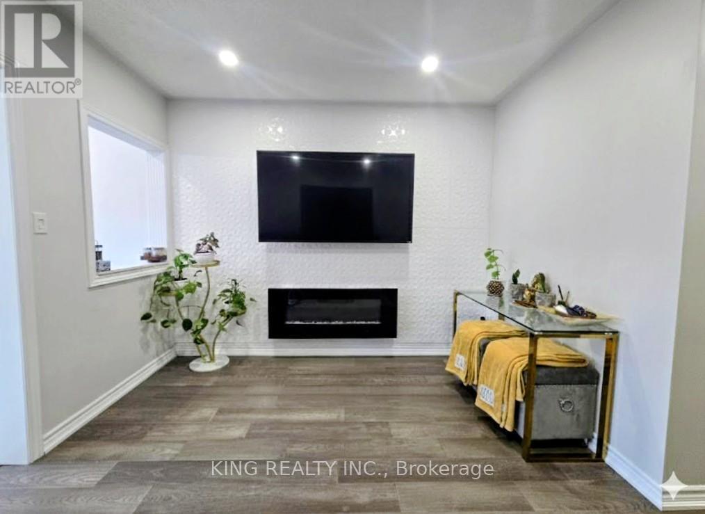 131 Royal Appian Crescent Property Photo 6