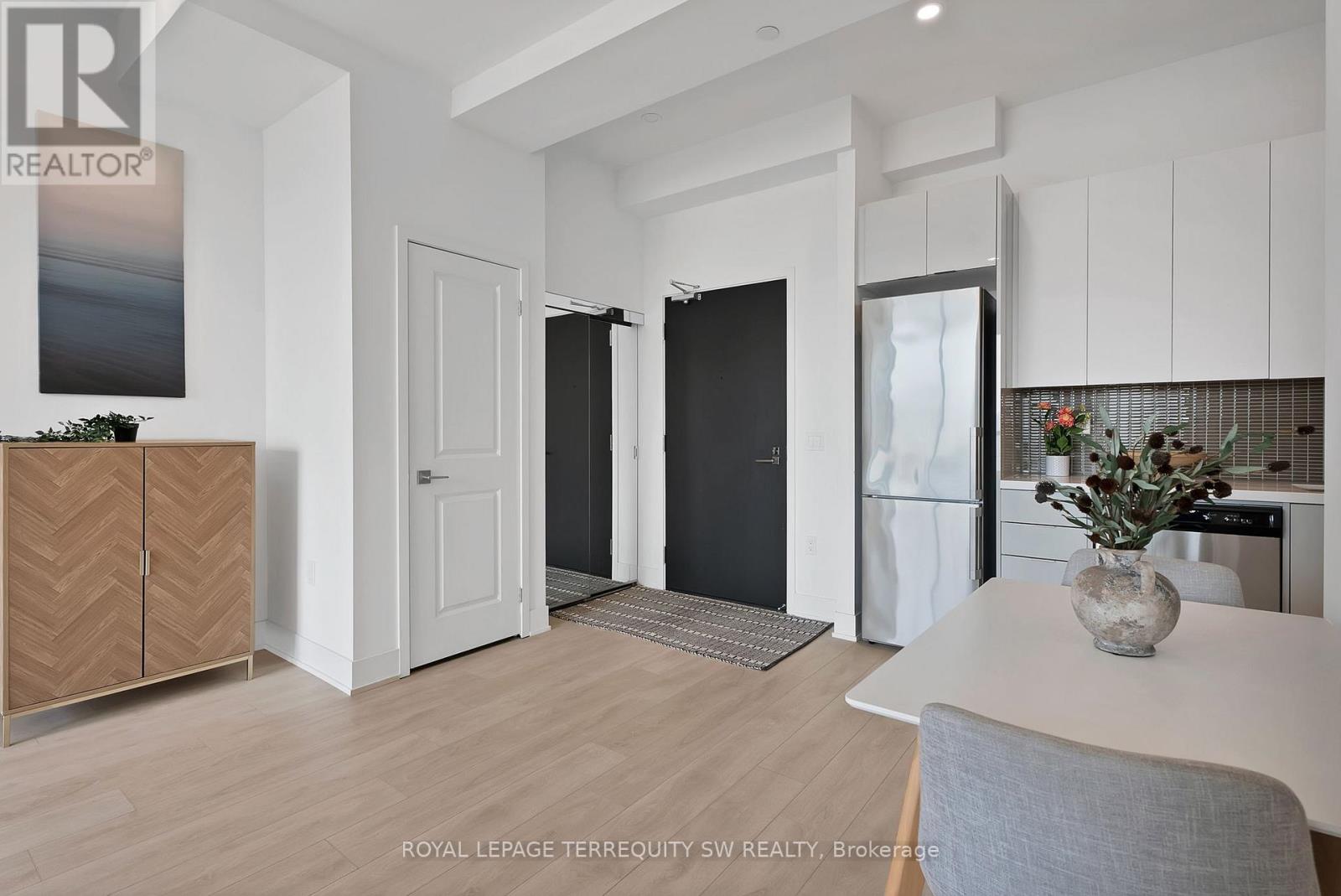 515 - 2916 Highway 7 Property Photo 2