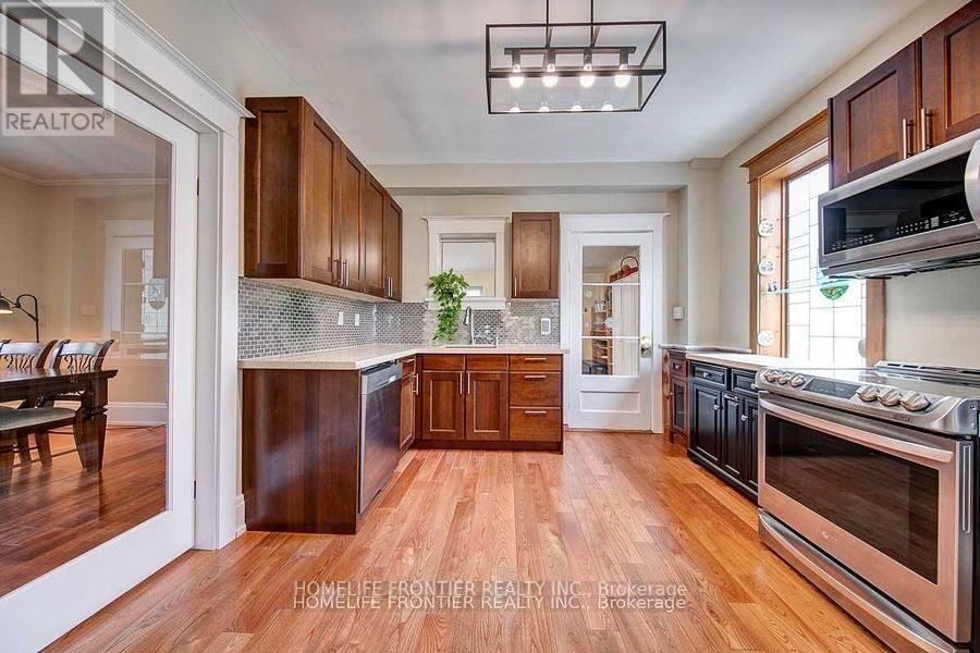 81 Centre Street E Property Photo 6