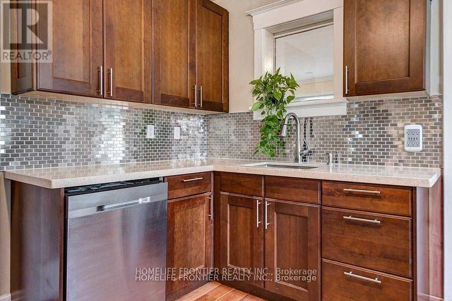 81 Centre Street E Property Photo 7