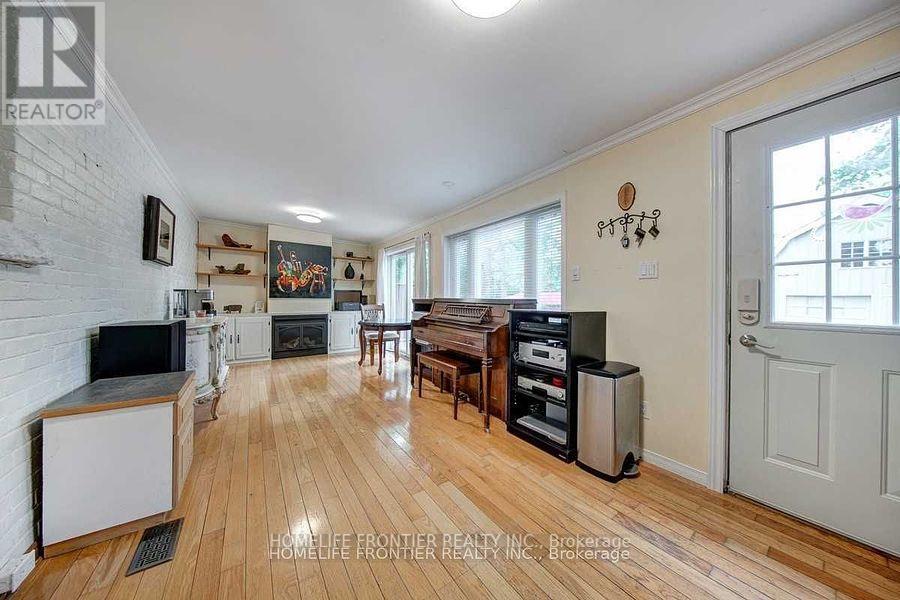 81 Centre Street E Property Photo 10