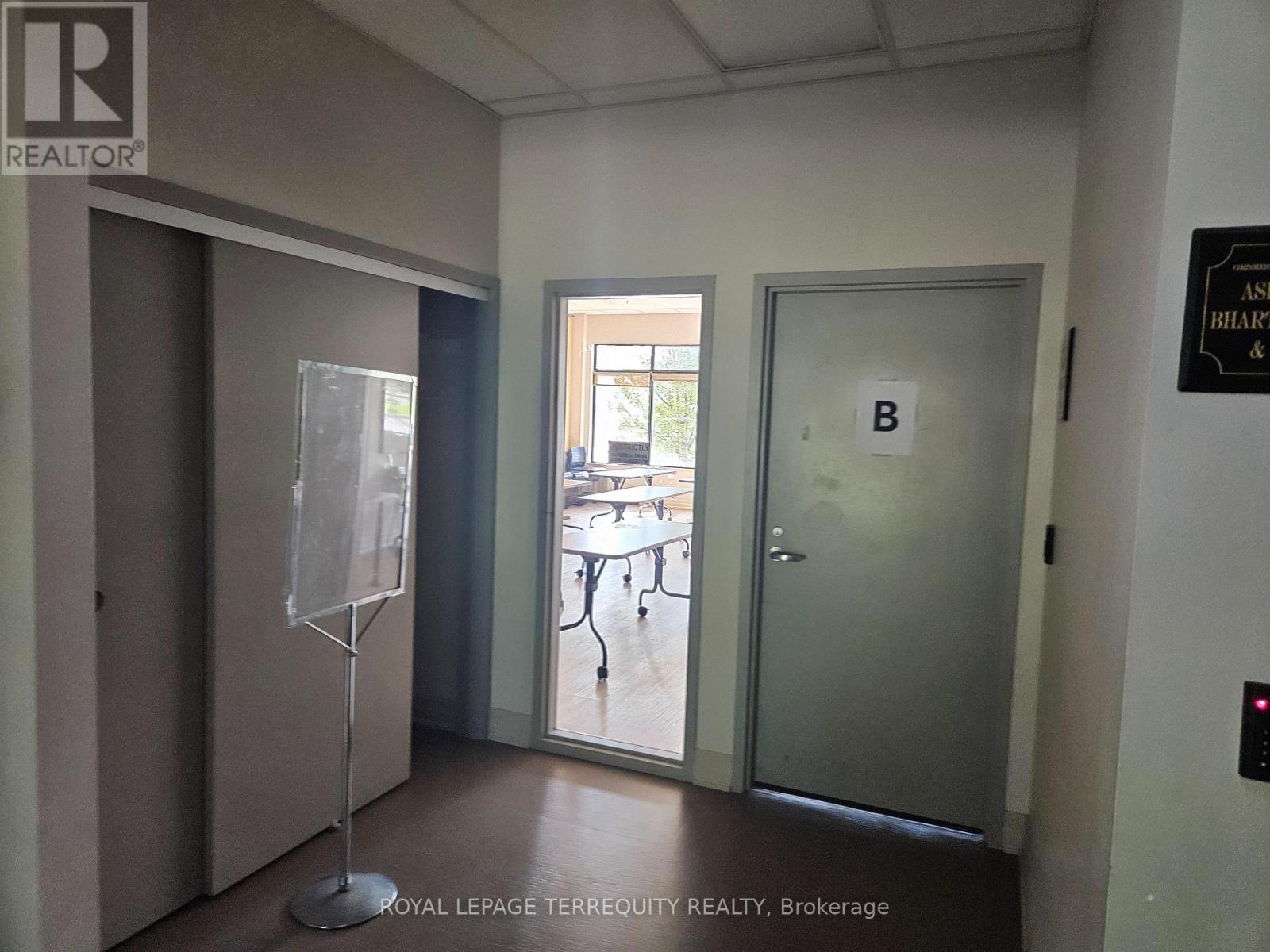 Room B - 9333 Woodbine Avenue Property Photo 2