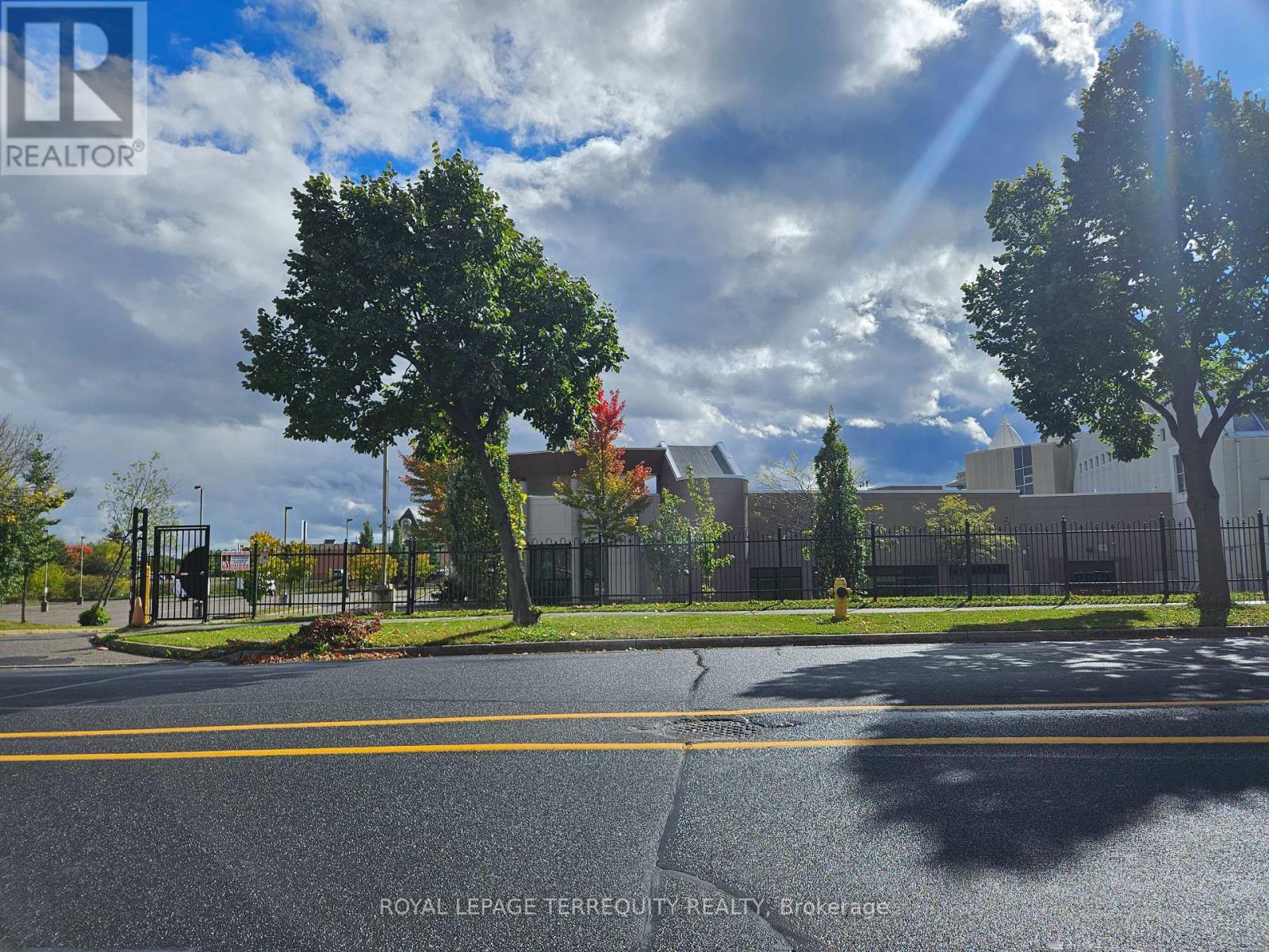 Room A - 9333 Woodbine Avenue Property Photo 8