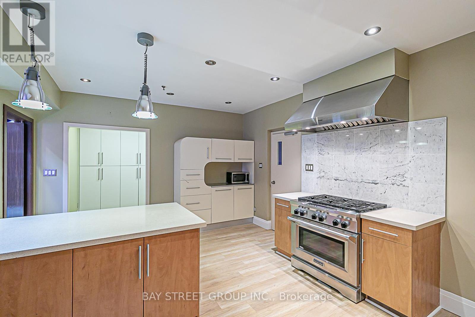11 & 12 - 60 West Wilmot Street Property Photo 8