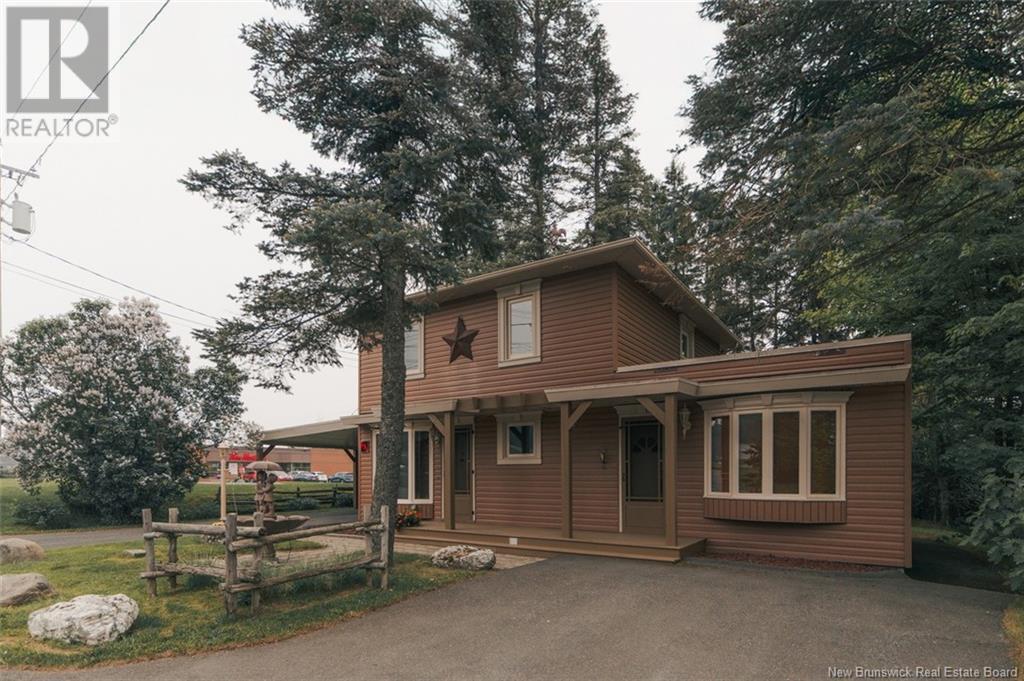 696 Victoria Street Property Photo 1