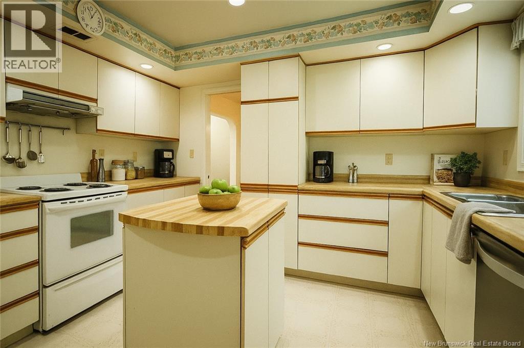 8 Tennis Court Road Property Photo 19