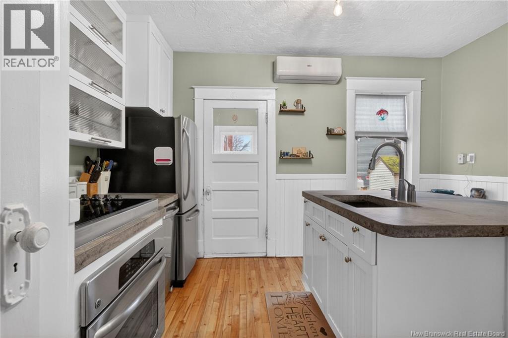 425 Lutz Street Property Photo 6