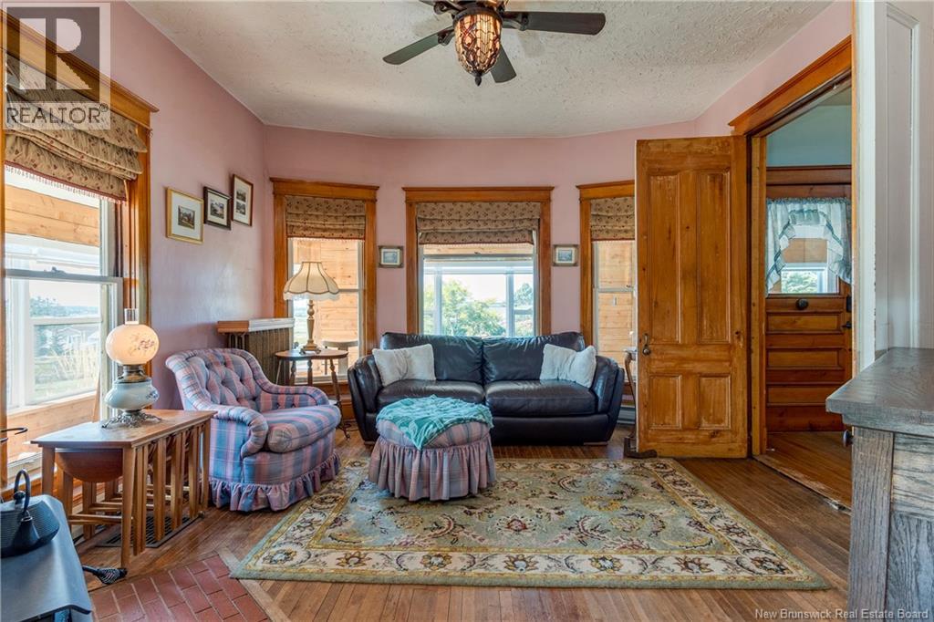 657 Royal Road Property Photo 9