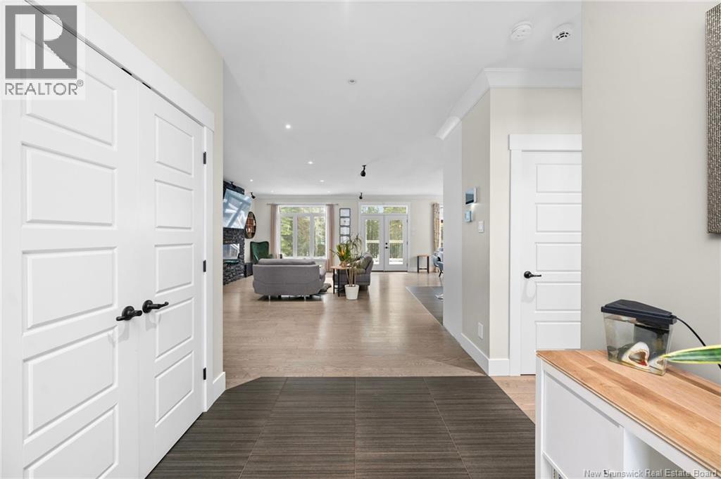 93 La Fontaine Property Photo 4