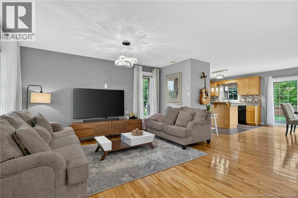 242 Doreen Crescent Property Photo 3