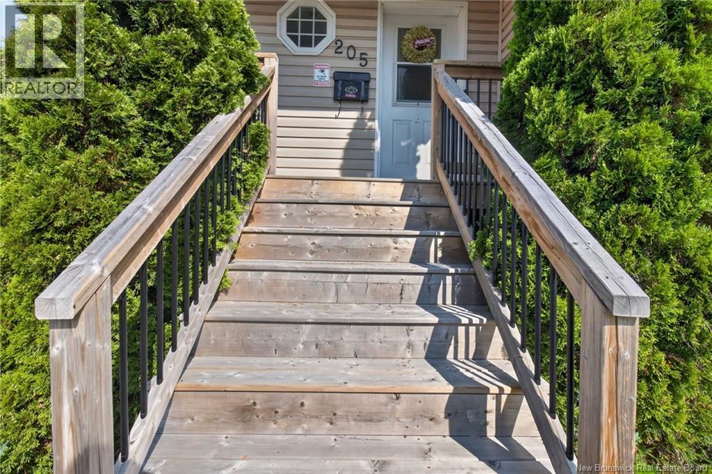 205 Lonsdale Drive Property Photo 2