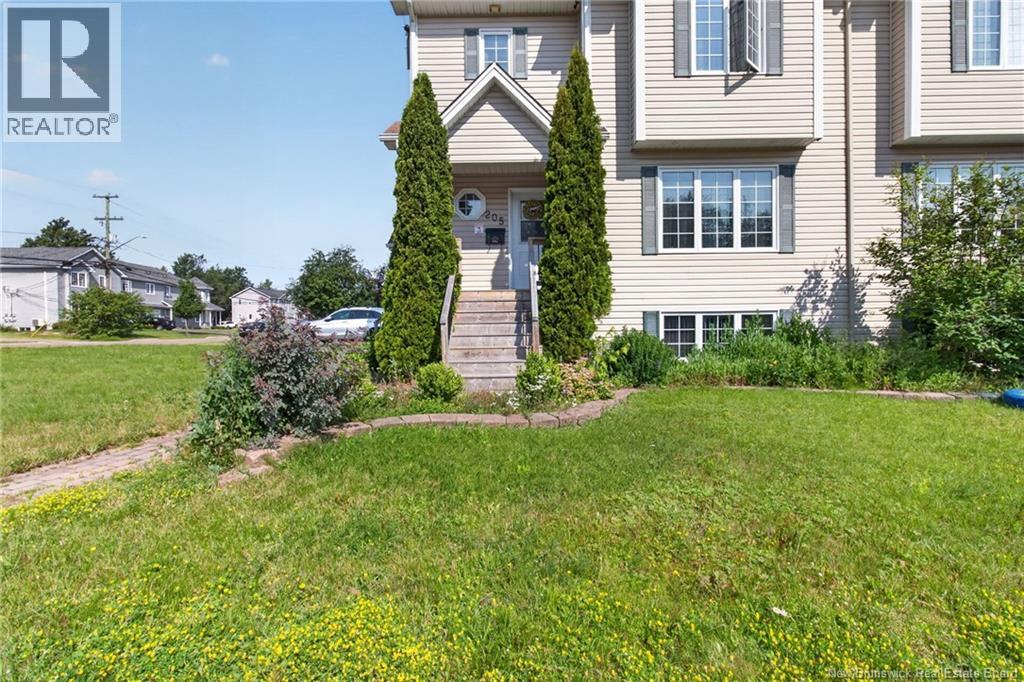205 Lonsdale Drive Property Photo 3