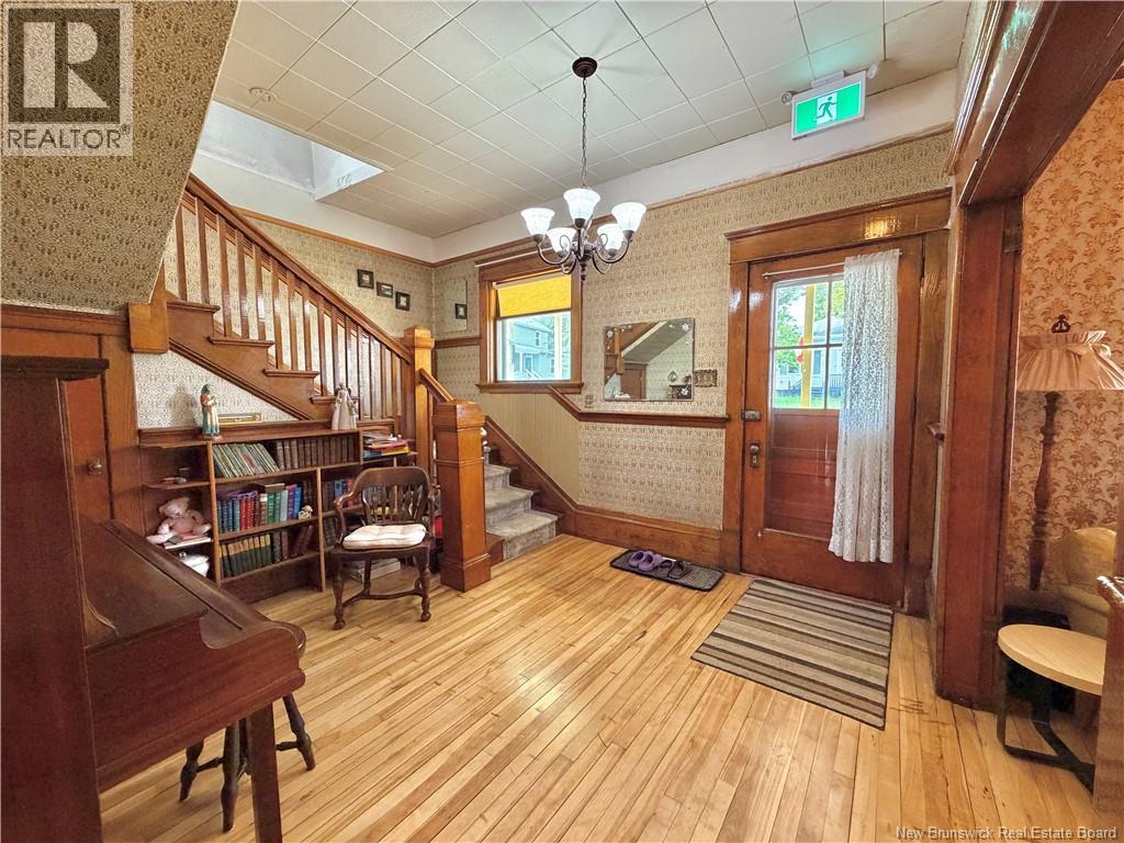 539 Queen St Property Photo 8
